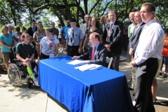 Photo of Governor Markell signing House Bill 123